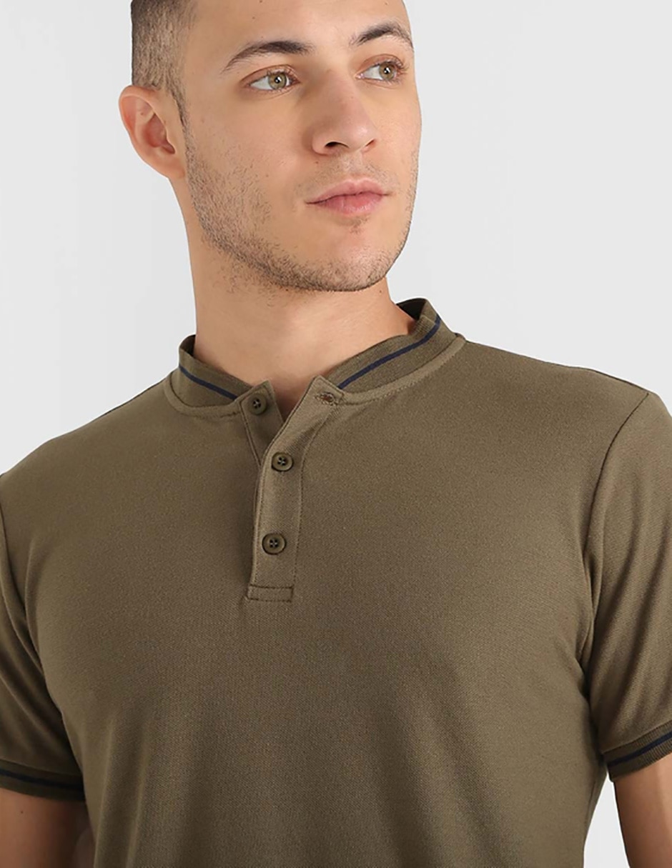 Playera Contempo cuello henley para hombre